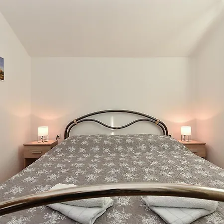 Appartement Mladen 1860 *