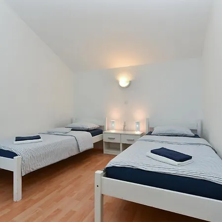 Apartment Mladen 1860